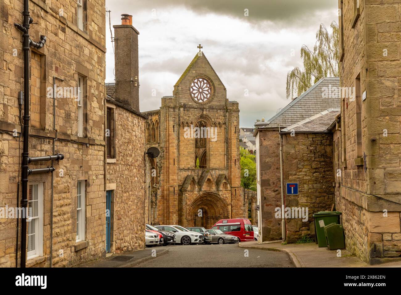 Diese ruinierte Abtei, die im 12. Jahrhundert von David I. gegründet wurde, ist von einer Straße in der schottischen Stadt Jedburgh in the Borders aus zu sehen. Stockfoto