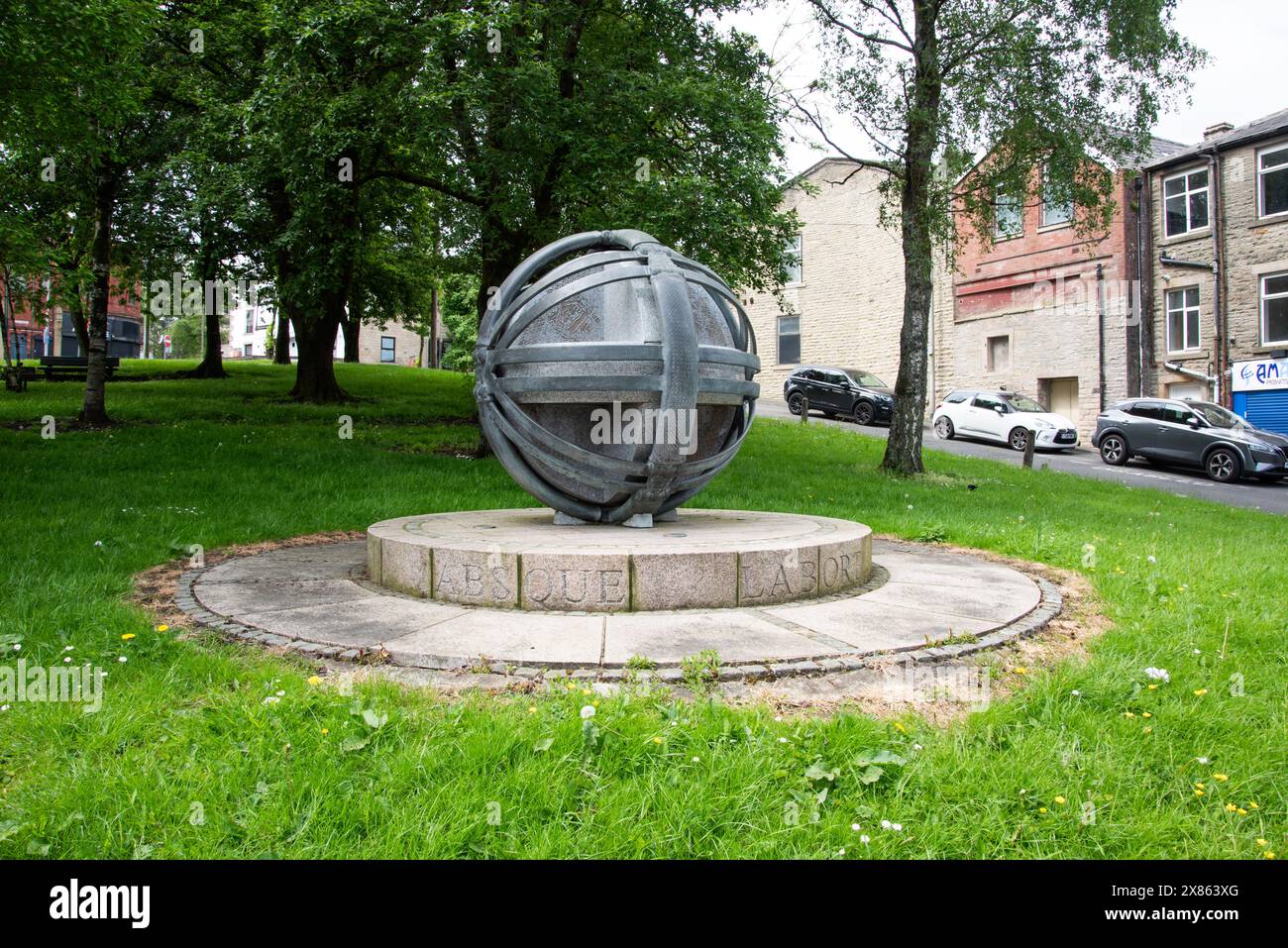 The Woven Globe Skulptur von Sebastian Boyston, The Green, Darwen, Lancashire, England, Vereinigtes Königreich. Stockfoto