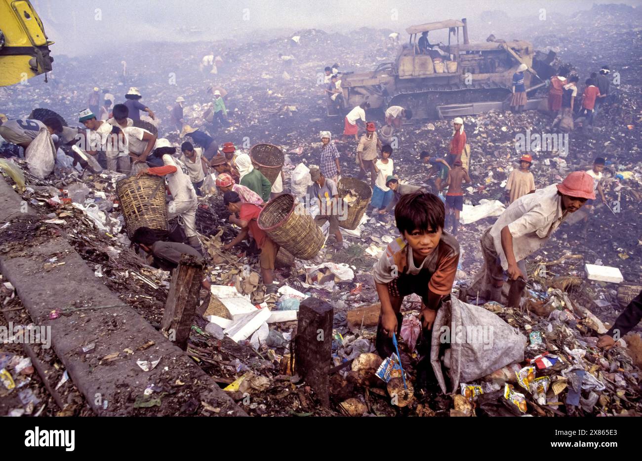 Philippinen, Manila; Kinder und Erwachsene sammeln nützliche Dinge auf der Müllhalde Smoky Mountain. Stockfoto