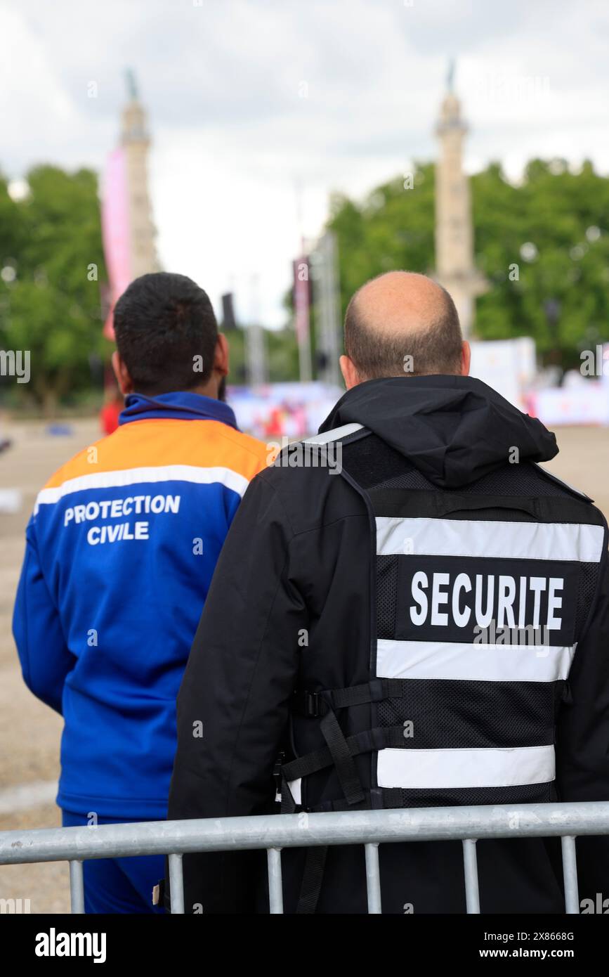 Bordeaux, Frankreich. Mai 2024. Sicherheit vor der Ankunft der Olympischen Flamme am Place des Quinconces in Bordeaux. Nach der Verhaftung eines Mannes, der eine Massenmord begehen wollte, wurde die Sicherheit vor dem Eintreffen der olympischen Flamme am Place des Quinconces in Bordeaux gestärkt. Olympische Spiele 2024 und Sicherheit. Bordeaux, Gironde, New Aquitaine, Frankreich, Europa. Foto: Hugo Martin/Alamy Live News. Stockfoto