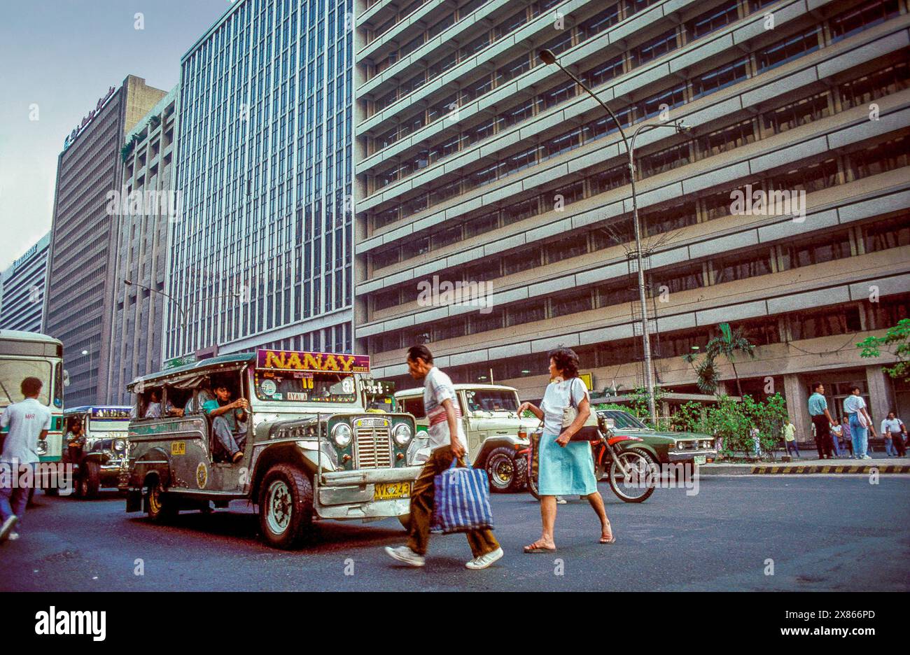 Philippinen, Manila; Ein Jeepney im Geschäftszentrum der Innenstadt von Manila. Stockfoto