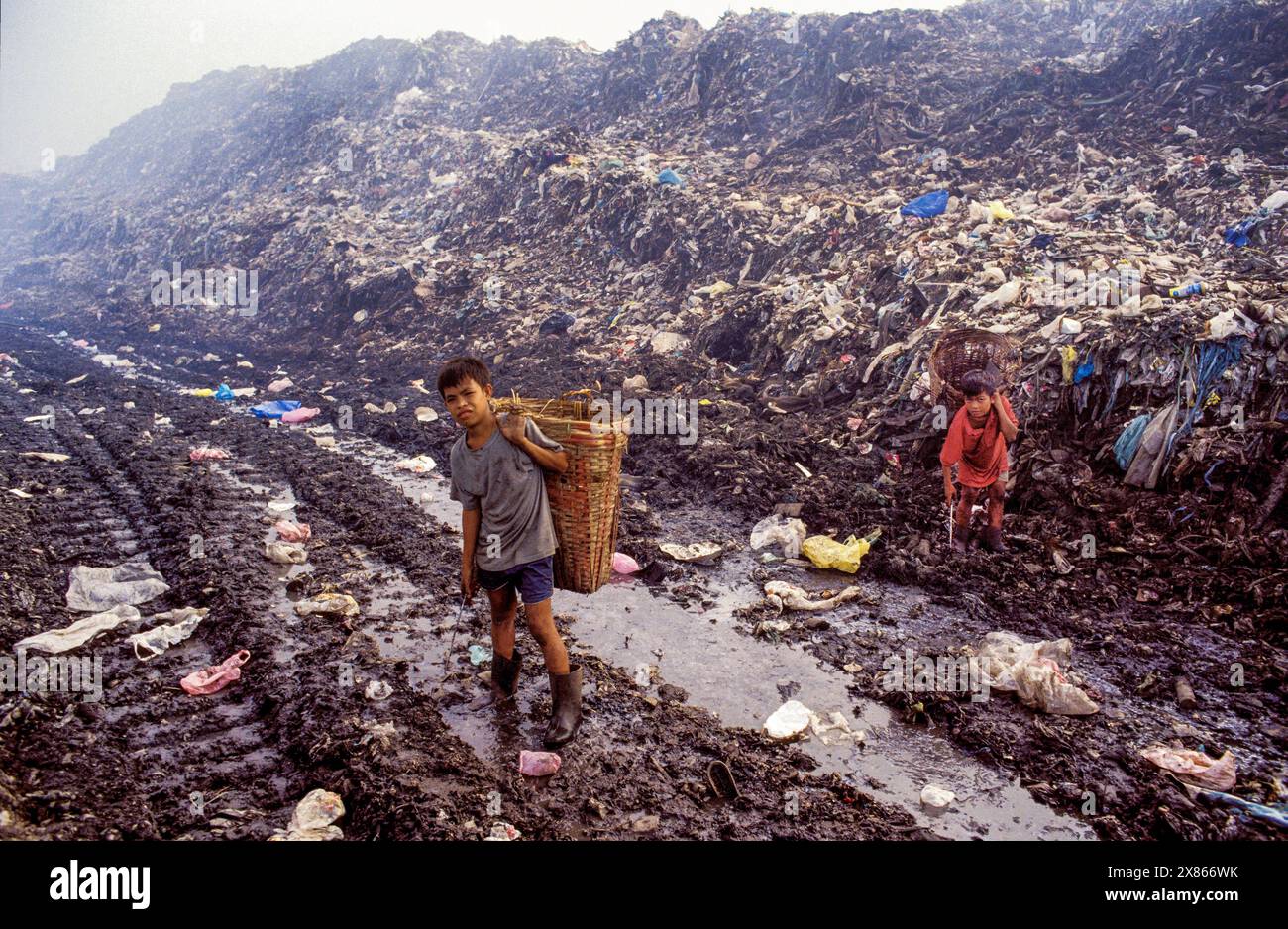 Philippinen, Manila; Kinder sammeln nützliche Dinge auf der Müllhalde Smoky Mountain. Stockfoto
