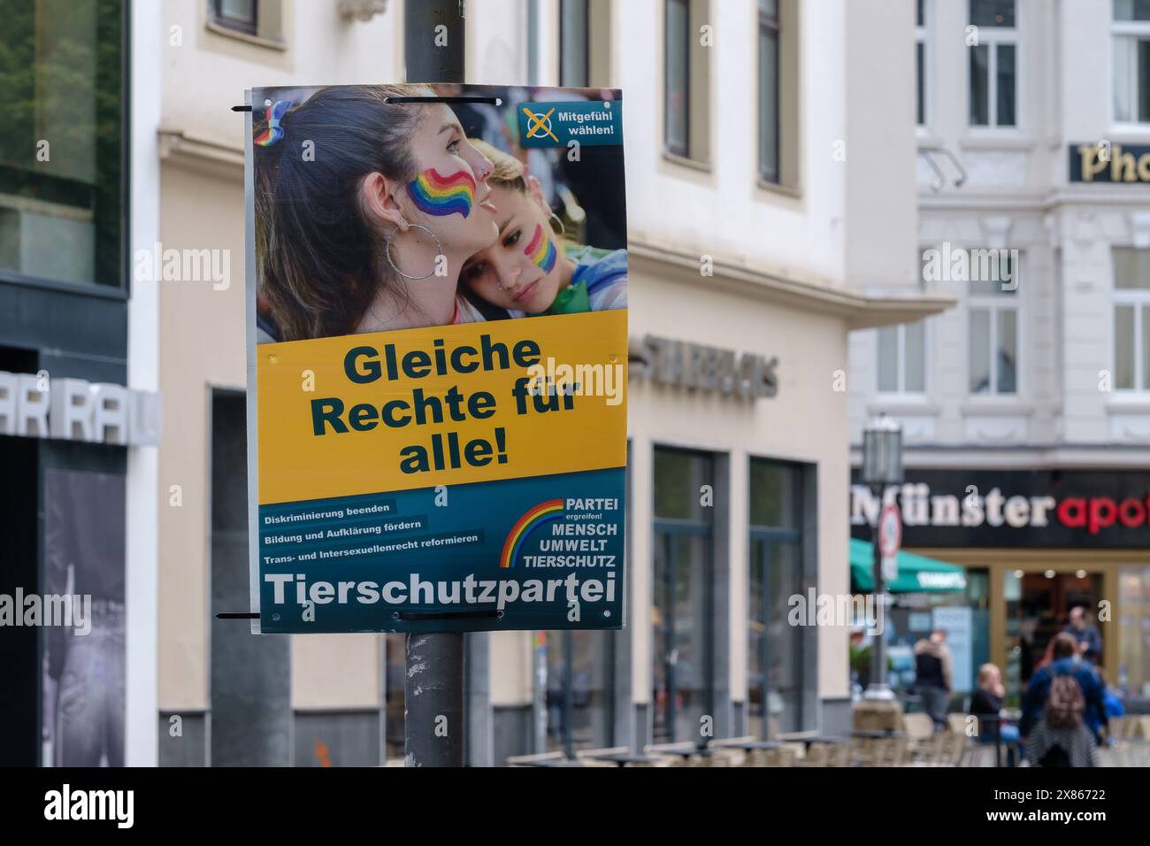 Bonn - 21. Mai 2024 : Ansicht eines politischen Wahlplakats der Tierschutzpartei Stockfoto