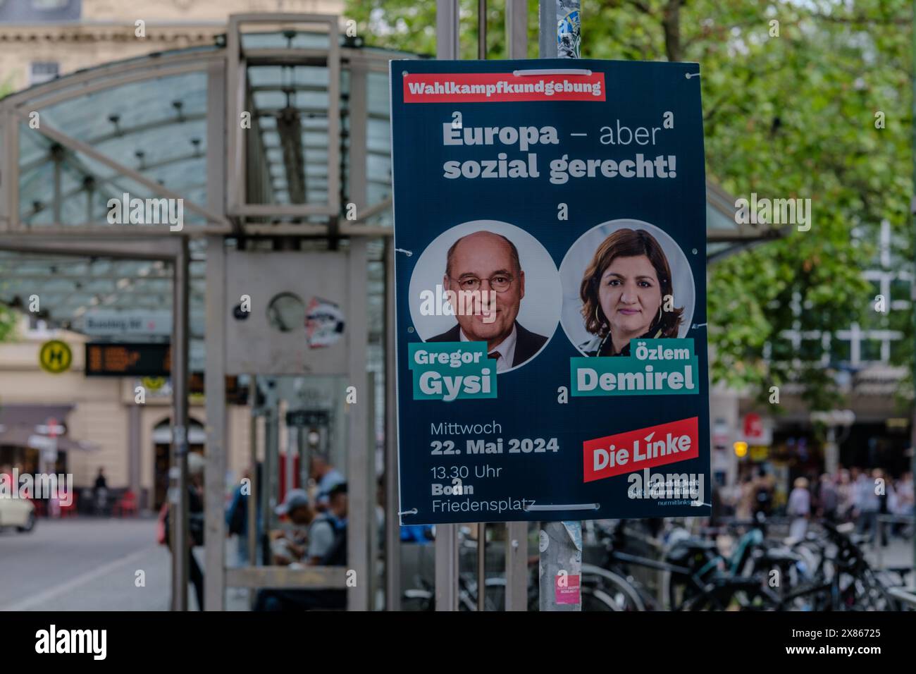 Bonn - 21. Mai 2024 : Ansicht von Gregor Gysi und Oezlem Demirel von der Partei die linke, ein Wahlkampfplakat zur Europawahl Stockfoto