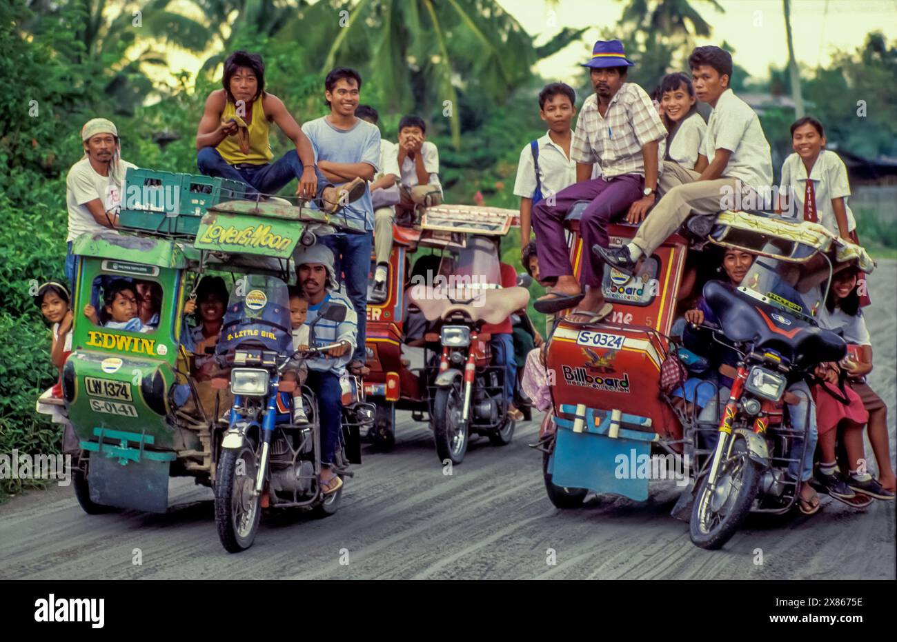 Philippinen, Mindanao; Motorräder mit Beiwagen-Taxis oder Dreiräder können viele Passagiere befördern. Stockfoto