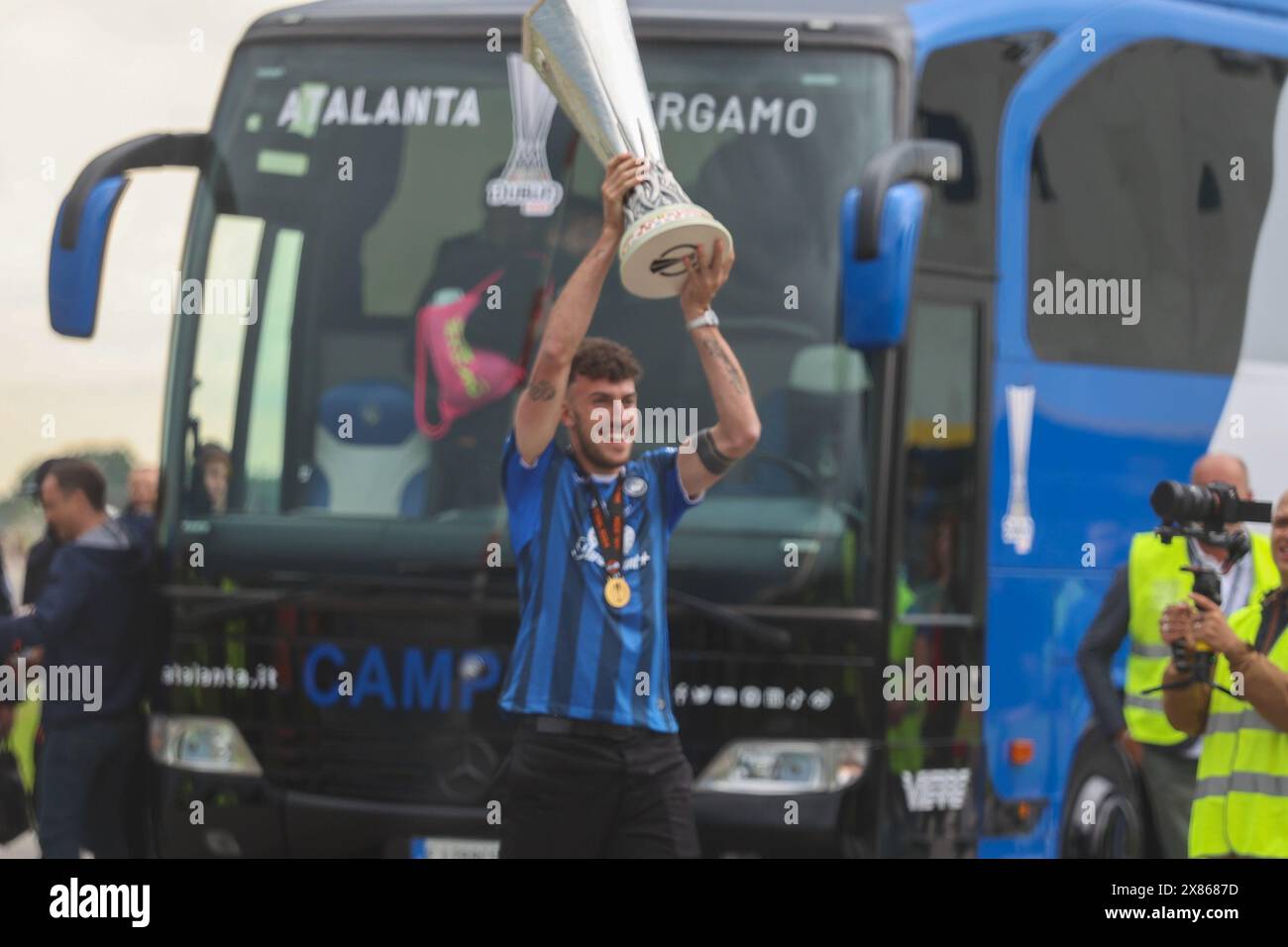 Atalanta kehrt nach dem Sieg in der Europa League zurück, Matteo Ruggeri mit dem Cup während Atalanta kehrt nach dem Sieg in der UEFA Europa League, Fußball Europa League Spiel in Bergamo, Italien, 23. Mai 2024 Stockfoto