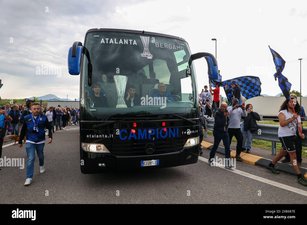 Atalanta kehrt nach dem Sieg in der Europa League zurück, Team Bus während Atalanta kehrt nach dem Sieg in der UEFA Europa League zurück, Fußball Europa League Spiel in Bergamo, Italien, 23. Mai 2024 Stockfoto