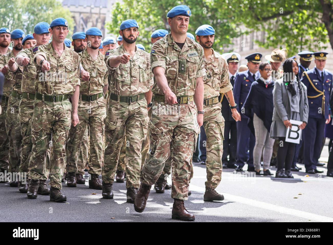 London, Großbritannien. Mai 2024. Die Zeremonie zum UN-Friedenstag (am 23. Mai, am Friedenstag selbst am 29. Mai) findet im Cenotaph in Whitehall statt. Das Personal und die Vertreter des Dienstes respektieren die fast 4400 Friedenssicherungskräfte, die seit 1948 unter der Flagge der Vereinten Nationen ihr Leben verloren haben. Quelle: Imageplotter/Alamy Live News Stockfoto