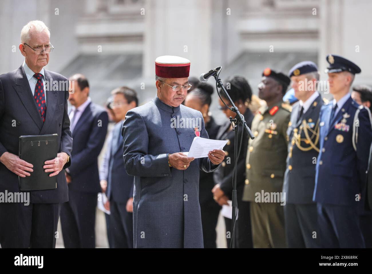 London, Großbritannien. Mai 2024. Die Zeremonie zum UN-Friedenstag (am 23. Mai, am Friedenstag selbst am 29. Mai) findet im Cenotaph in Whitehall statt. Das Personal und die Vertreter des Dienstes respektieren die fast 4400 Friedenssicherungskräfte, die seit 1948 unter der Flagge der Vereinten Nationen ihr Leben verloren haben. Quelle: Imageplotter/Alamy Live News Stockfoto
