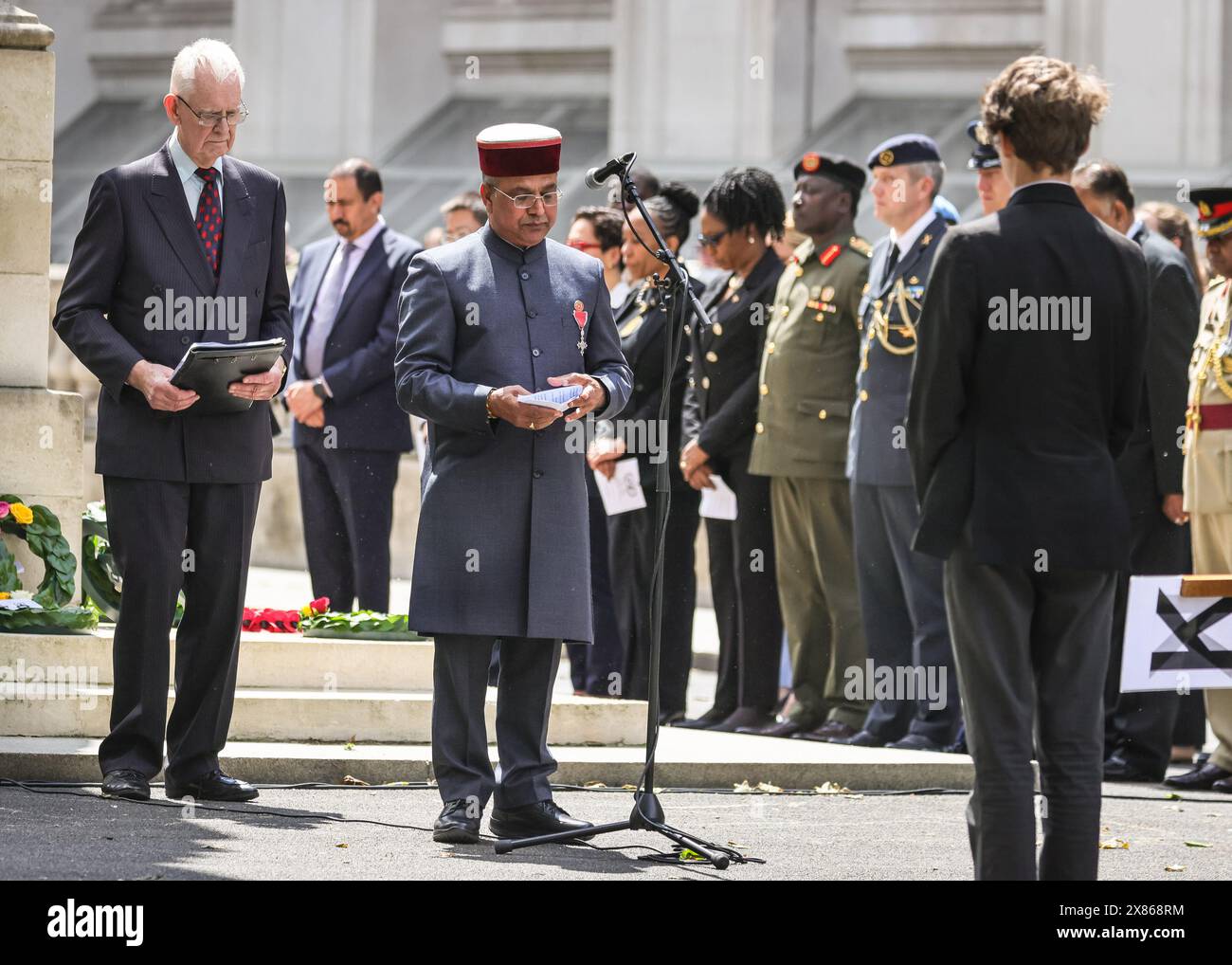 London, Großbritannien. Mai 2024. Die Zeremonie zum UN-Friedenstag (am 23. Mai, am Friedenstag selbst am 29. Mai) findet im Cenotaph in Whitehall statt. Das Personal und die Vertreter des Dienstes respektieren die fast 4400 Friedenssicherungskräfte, die seit 1948 unter der Flagge der Vereinten Nationen ihr Leben verloren haben. Quelle: Imageplotter/Alamy Live News Stockfoto