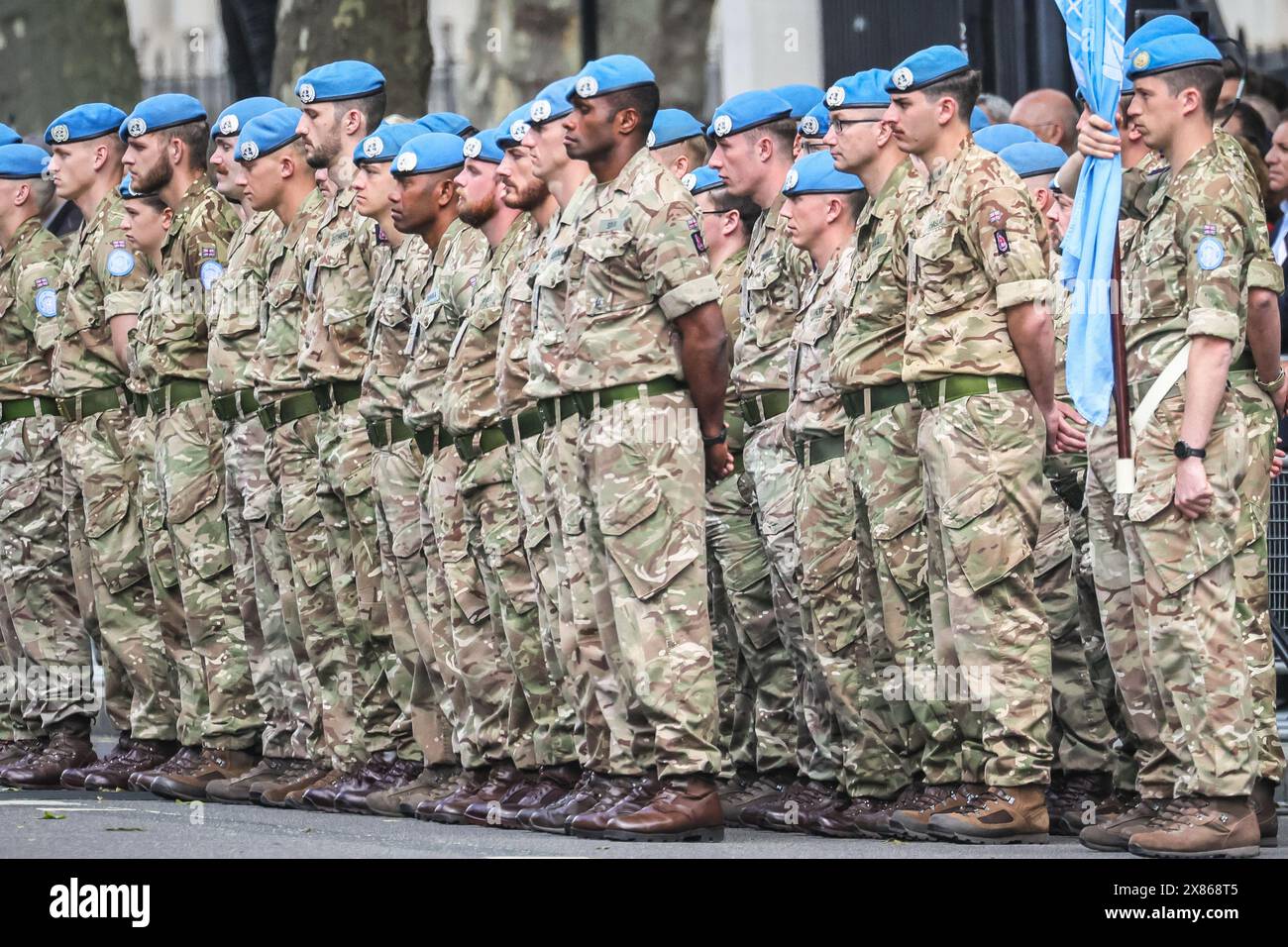 London, Großbritannien. Mai 2024. Die Zeremonie zum UN-Friedenstag (am 23. Mai, am Friedenstag selbst am 29. Mai) findet im Cenotaph in Whitehall statt. Das Personal und die Vertreter des Dienstes respektieren die fast 4400 Friedenssicherungskräfte, die seit 1948 unter der Flagge der Vereinten Nationen ihr Leben verloren haben. Quelle: Imageplotter/Alamy Live News Stockfoto