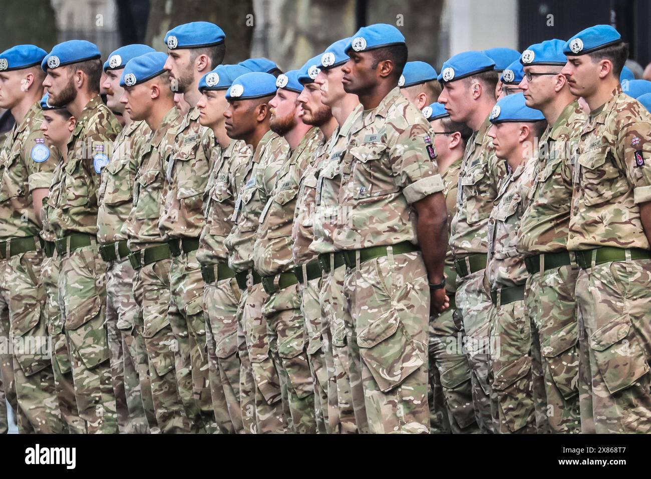 London, Großbritannien. Mai 2024. Die Zeremonie zum UN-Friedenstag (am 23. Mai, am Friedenstag selbst am 29. Mai) findet im Cenotaph in Whitehall statt. Das Personal und die Vertreter des Dienstes respektieren die fast 4400 Friedenssicherungskräfte, die seit 1948 unter der Flagge der Vereinten Nationen ihr Leben verloren haben. Quelle: Imageplotter/Alamy Live News Stockfoto