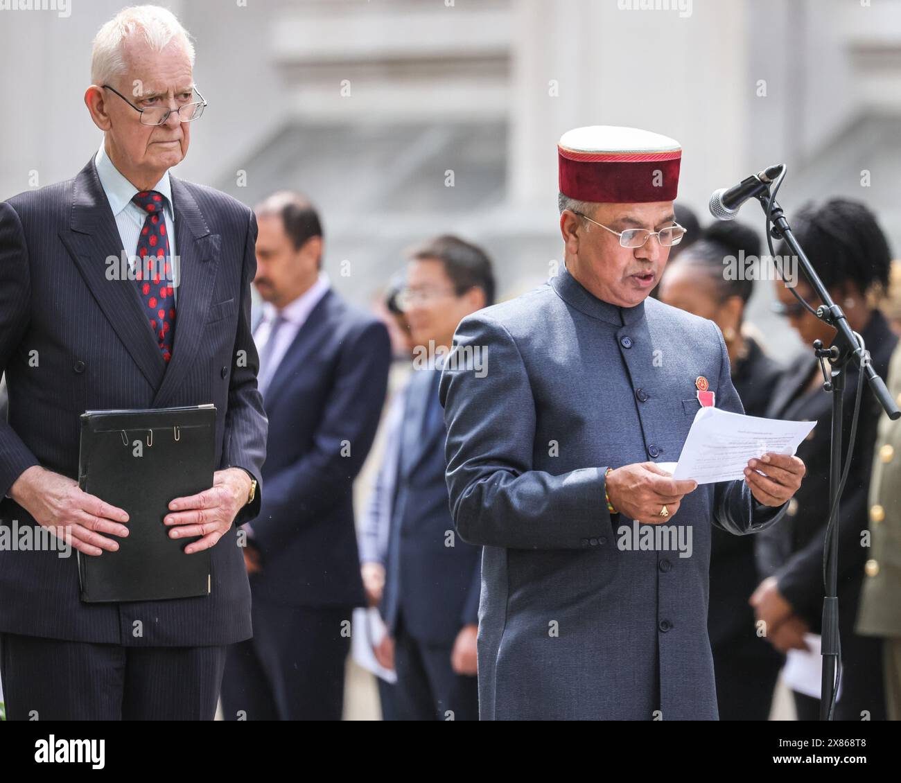 London, Großbritannien. Mai 2024. Die Zeremonie zum UN-Friedenstag (am 23. Mai, am Friedenstag selbst am 29. Mai) findet im Cenotaph in Whitehall statt. Das Personal und die Vertreter des Dienstes respektieren die fast 4400 Friedenssicherungskräfte, die seit 1948 unter der Flagge der Vereinten Nationen ihr Leben verloren haben. Quelle: Imageplotter/Alamy Live News Stockfoto