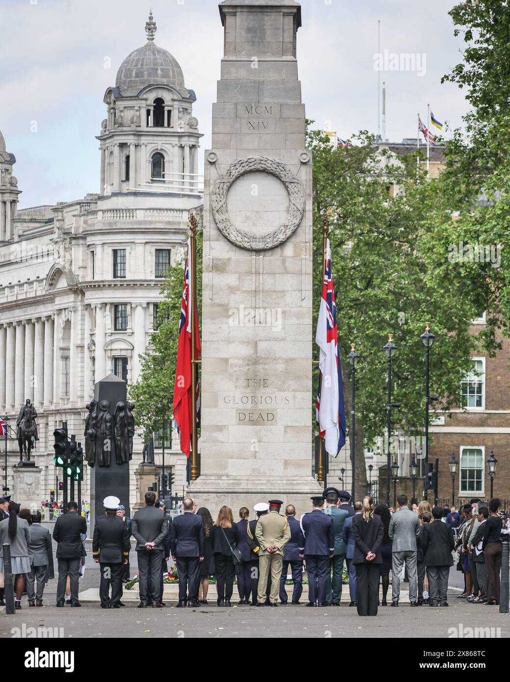 London, Großbritannien. Mai 2024. Die Zeremonie zum UN-Friedenstag (am 23. Mai, am Friedenstag selbst am 29. Mai) findet im Cenotaph in Whitehall statt. Das Personal und die Vertreter des Dienstes respektieren die fast 4400 Friedenssicherungskräfte, die seit 1948 unter der Flagge der Vereinten Nationen ihr Leben verloren haben. Quelle: Imageplotter/Alamy Live News Stockfoto