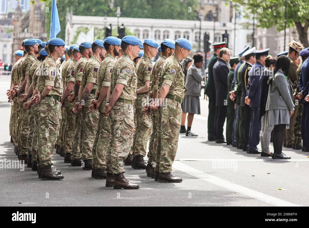 London, Großbritannien. Mai 2024. Die Zeremonie zum UN-Friedenstag (am 23. Mai, am Friedenstag selbst am 29. Mai) findet im Cenotaph in Whitehall statt. Das Personal und die Vertreter des Dienstes respektieren die fast 4400 Friedenssicherungskräfte, die seit 1948 unter der Flagge der Vereinten Nationen ihr Leben verloren haben. Quelle: Imageplotter/Alamy Live News Stockfoto