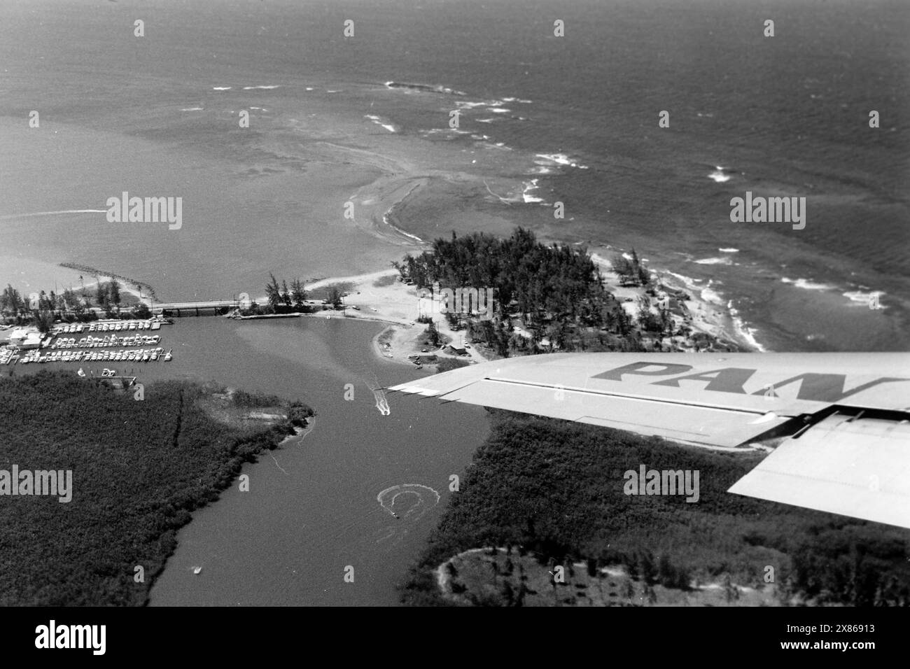 Blick auf eine Bootsanlegestelle aus dem Fenster einer Pan am Maschine, Florida 1966. Blick auf eine Bootsanlegestelle vom Fenster eines Pan am-Flugzeugs, Florida 1966. Stockfoto