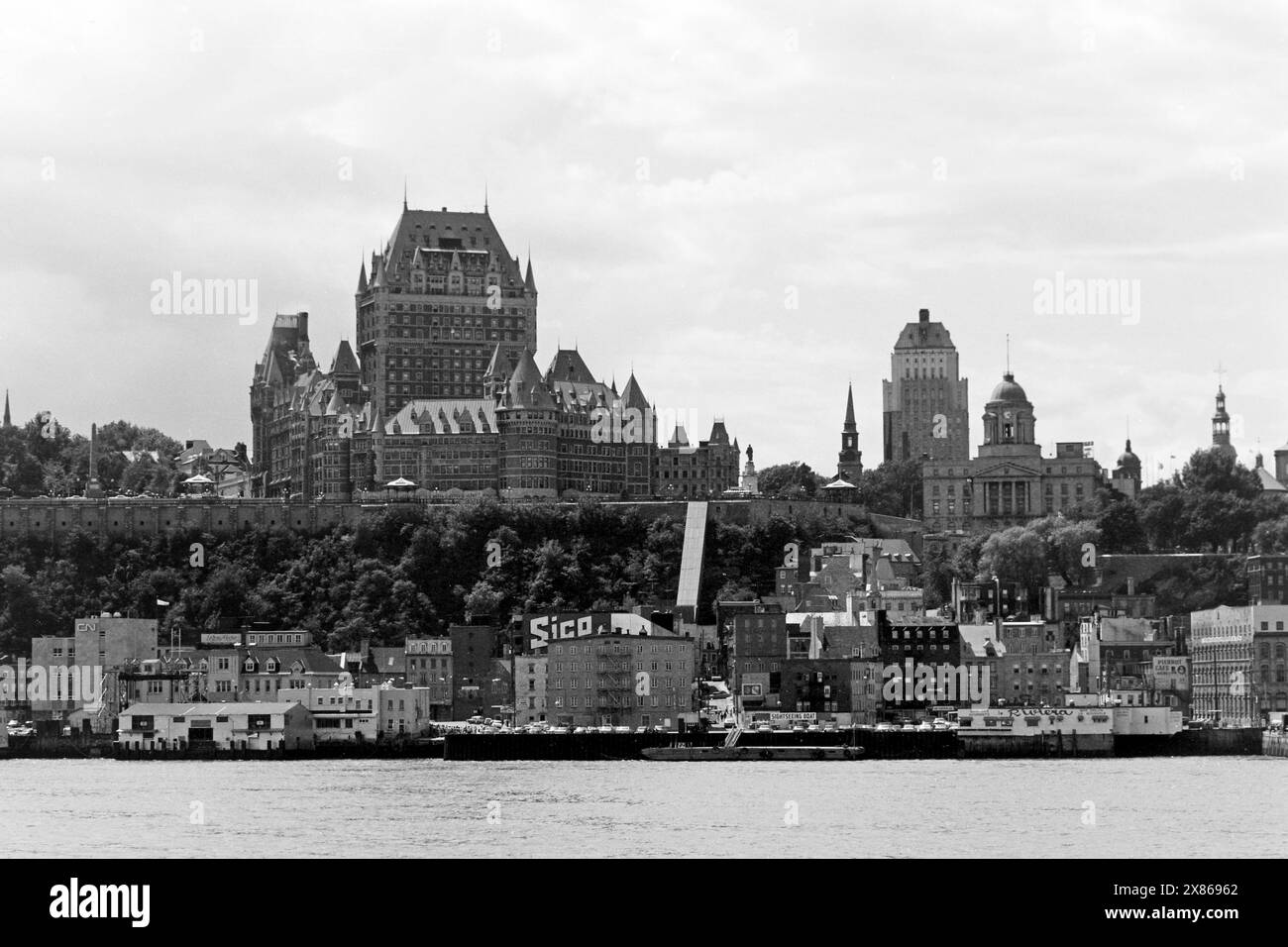 Das Luxushotel Chateau Frontenac von Sankt-Lorenz-Strom aus gesehen, Québec 1967. Das Luxushotel Chateau Frontenac vom St Lawrence River, Québec 1967. Stockfoto