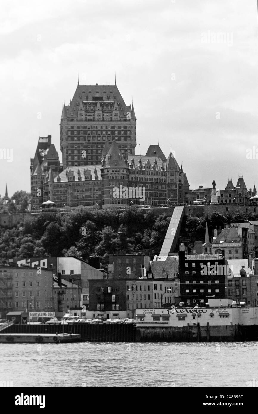Das Luxushotel Chateau Frontenac von Sankt-Lorenz-Strom aus gesehen, Québec 1967. Das Luxushotel Chateau Frontenac vom St Lawrence River, Québec 1967. Stockfoto