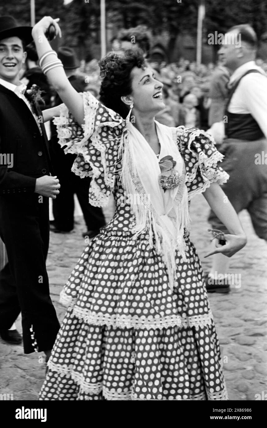 Tänzerpaar aus Sevilla mit Flamenco-Kleidung bei der Trachtenwoche in Neustadt in Schleswig-Holstein, heute Europäisches Folklore Festival, das ehrenamtlich organisiert wird und zu Beginn der friedlichen Völkerverständigung dienen sollte, 1954. Tänzerinnen und Tänzerinnen aus Sevilla mit Flamenco-Kleidung bei der Trachtenwoche in Neustadt in Schleswig-Holstein, heute das Europäische Volkskunde-Festival, das auf freiwilliger Basis organisiert wird und zunächst das friedliche Verständnis zwischen den Völkern fördern sollte, 1954. Stockfoto