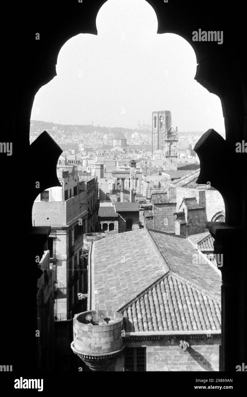 Blick über die Altstadt von Barcelona vom Turm der Kathedrale von Barcelona, erkennbar der Glockenturm der Kirche Santa María del Pino sowie im Hintergrund der Palau Nacional auf dem Berg Montjüic, Spanien 1957. Blick über die Altstadt von Barcelona vom Turm der Kathedrale von Barcelona, mit dem Glockenturm der Kirche Santa María del Pino und dem Palau Nacional auf dem Berg Montjüic im Hintergrund, Spanien 1957. Stockfoto