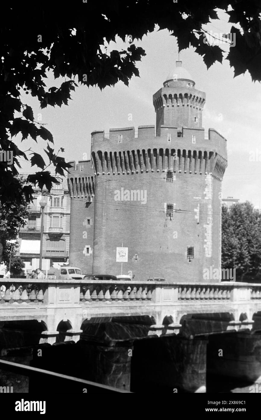 Das Castillet in Perpignan ist der einzige erhaltene Teil der Stadtbefestigung, Frankreich 1957. Das Castillet in Perpignan ist der einzige noch erhaltene Teil der Stadtbefestigung, Frankreich 1957. Stockfoto