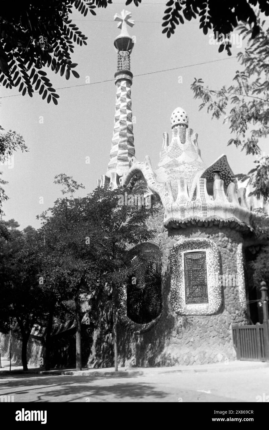 Die Portierloge im Parc Güell, der zwischen 1900 und 1914 von Antoni Gaudí im Auftrag des Industriellen Eusebi Güell erbaut wurde, Barcelona 1957. Die Porterloge im Parc Güell, die zwischen 1900 und 1914 von Antoni Gaudí im Auftrag des Industriellen Eusebi Güell, Barcelona 1957 erbaut wurde. Stockfoto