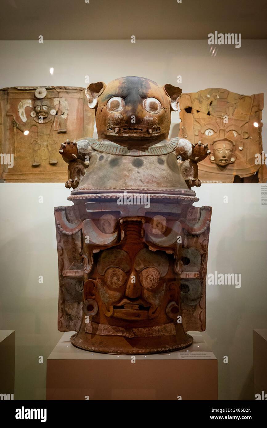 Graburnen, Popol Vuh Museum, Heimat einer der wichtigsten Sammlungen von Maya und präkolumbischer Kunst in der Welt, Guatemala City, Guatemala Stockfoto