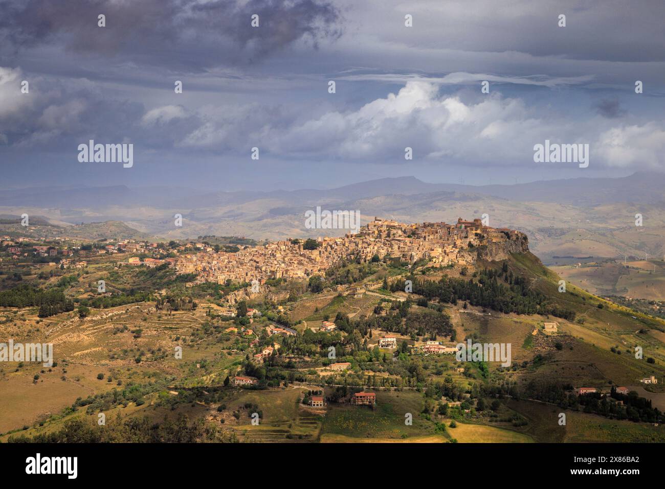 Die sonnendurchflutete Bergstadt Calascibetta aus Enna, Sizilien Stockfoto