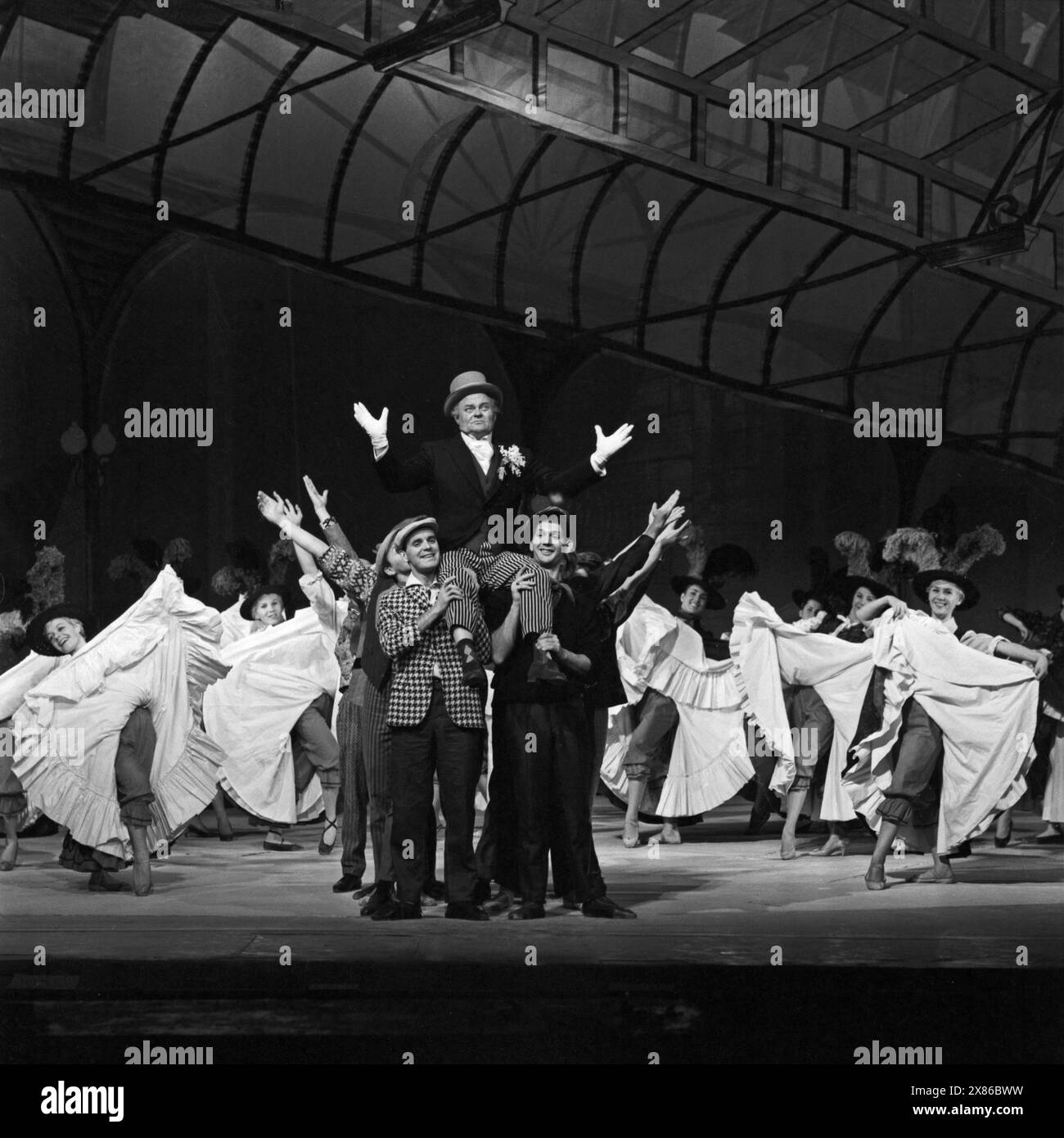 My Fair Lady, Musical, Theater des Westens in Berlin, Deutschland 1961, Regie: Sven Aage Larsen, Darsteller: Alfred Schieske (getragen) mit Tänzerinnen und Tänzern des Ensembles Stockfoto