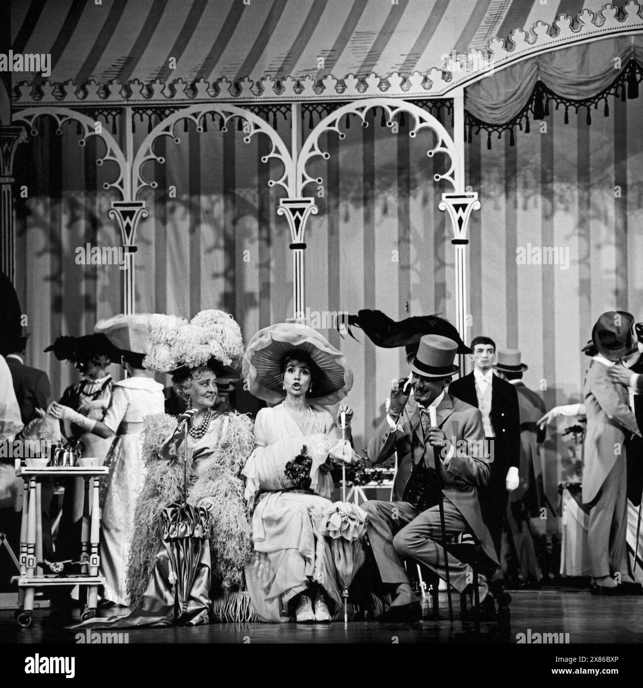 My Fair Lady, Musical, Gastspiel im Deutschen Theater in München, Deutschland 1962, Regie: Wolfgang Spier, Szene mit Käthe Haack (links) und Sonja Ziemann (Mitte) Stockfoto