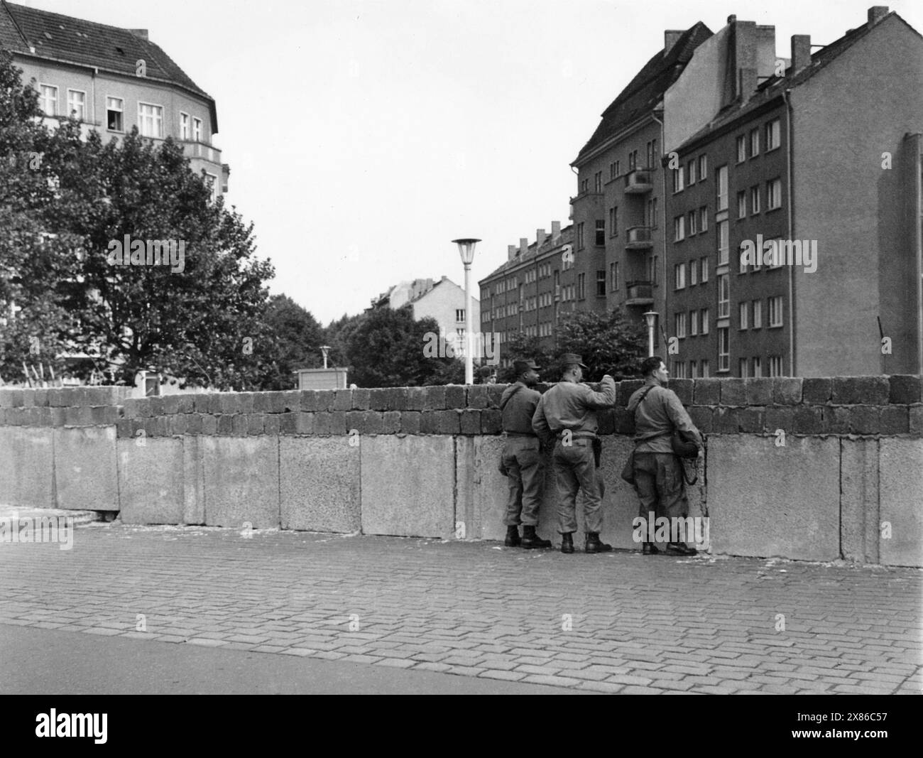 Soldaten der US-Army schauen über die kürzlich errichteten Berliner Mauer, Berlin 1961 - originale Bildbeschreibung: 'Momentane Situation an den Grenzen Westberlins - Wildernbruchstr. [sic.]' Stockfoto