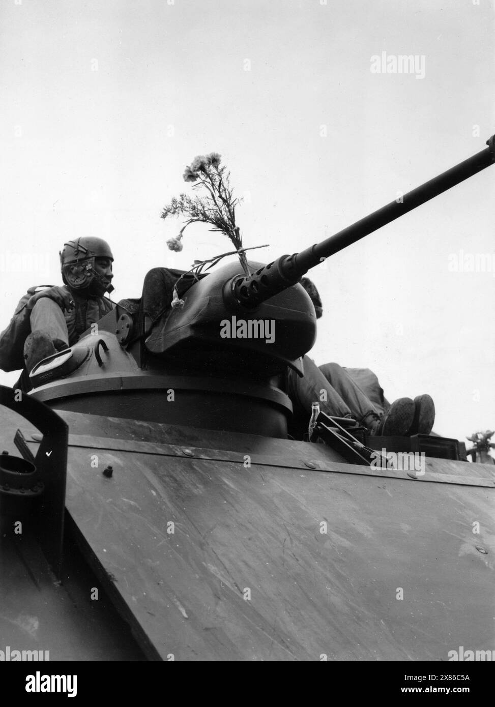 Blumen im Anschlag der Kanone eines Panzers der US-Army, Berlin 1961. - Originale Bildbeschreibung: Blumen für die amerikanischen Soldaten an d. Grenze - immer wieder kommt es zu spontanen Gesten von Seiten der Berliner, die amerikanischen Soldaten an der Grenze (Friedrichstr.) Wie hier z.B. durch einen Blumenstrauss ihre Verbundenheit ausdrücken möchten." Stockfoto