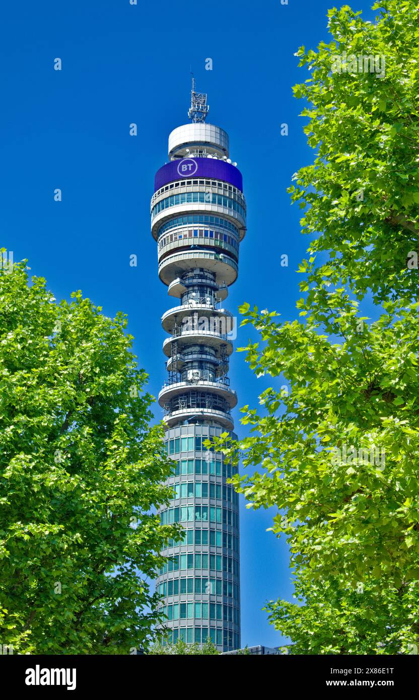 Der BT Tower oder Post Office Tower ist ein in der Klasse II gelisteter Kommunikationsturm in Fitzrovia, London Stockfoto