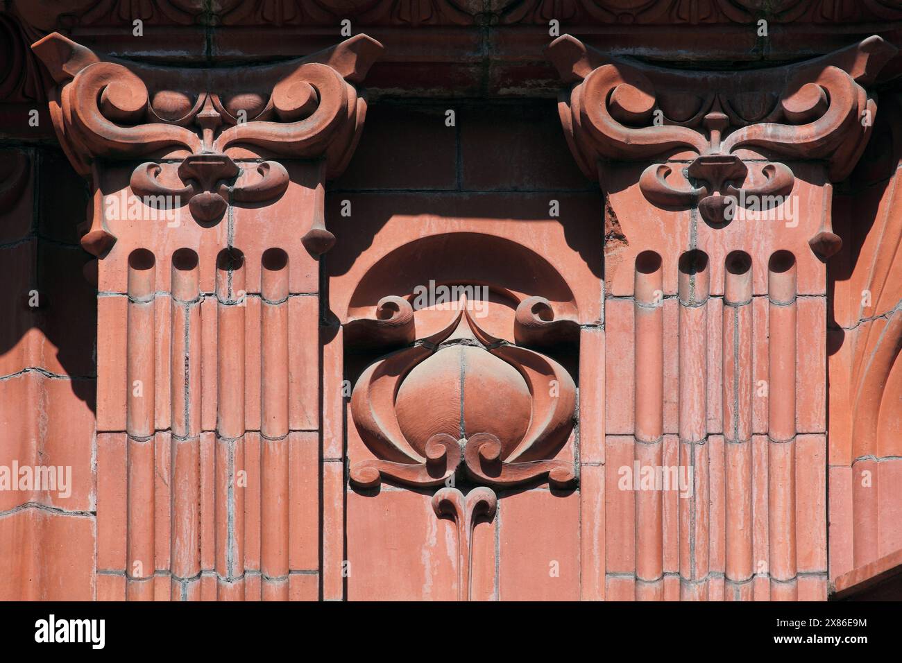 Kannelierte Pilaster und Jugendstildetails in rotem Terrakotta in den ratsbüros in der Hewlett Street, Wigan. Stockfoto