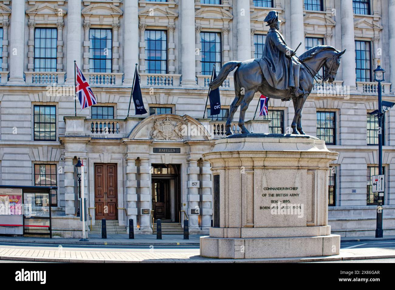 Das Old war Office Whitehall London oder OWO das Gebäude wurde heute in das Raffles Hotel umgewandelt, der Haupteingang mit Flaggen Stockfoto