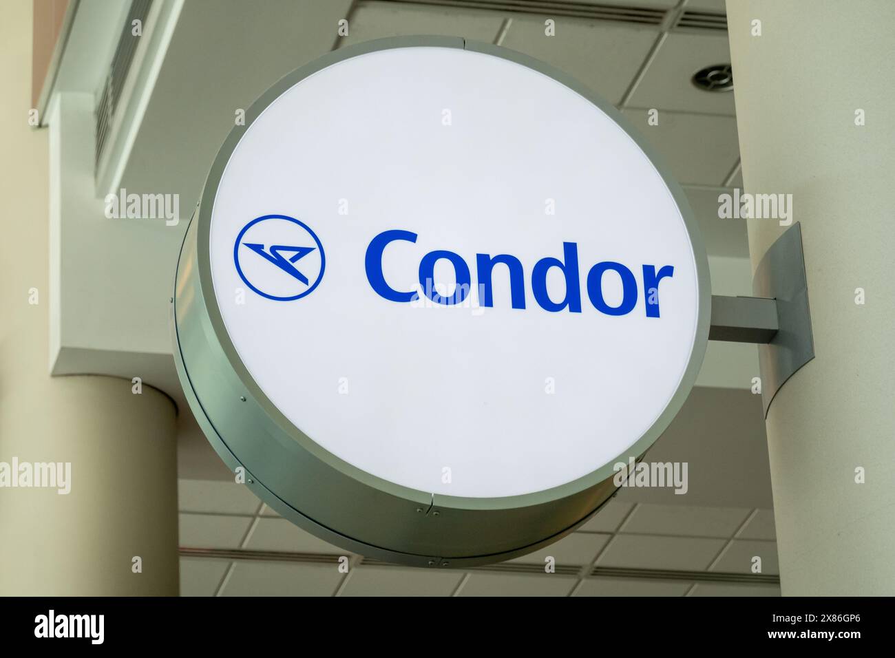 MINNEAPOLIS, MN, USA – 11. MAI 2024: Markenlogo von Condor Airlines am Minneapolis International Airport. Stockfoto