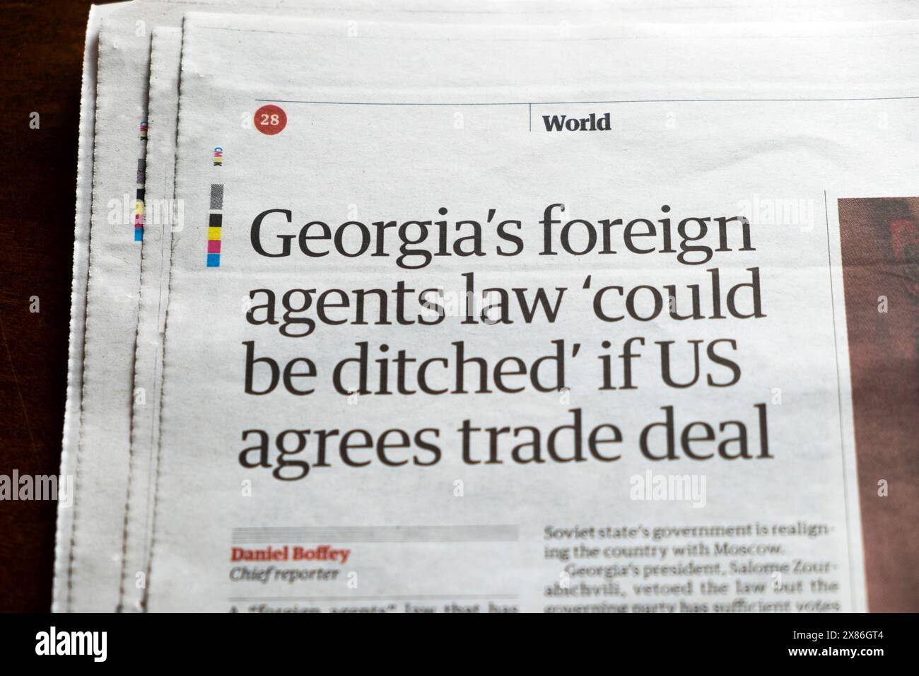 "Georgiens Gesetz über ausländische Agenten könnte verworfen werden", wenn die USA Handelsabkommen vereinbaren" Guardian-Zeitung titelt Georgian Dream artikel 22 Mai 2024 London UK Stockfoto