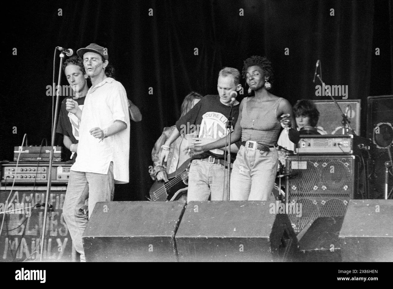 MOONFLOWERS, GLASTONBURY FESTIVAL, 1992: Die Band The Moonflowers aus West Country spielt am 26. Juni 1992 auf der NME Stage beim Glastonbury Festival in Pilton Farm, Somerset, England. INFO: Moonflowers ist eine in Bristol lebende Band, die für ihre eklektische Mischung aus psychedelischen Rock- und Folk-Einflüssen bekannt ist. In den 1990er Jahren wurden sie mit ihren lebhaften Auftritten und ihrem innovativen Sound zu einem bemerkenswerten Teil der lokalen Musikszene. Stockfoto