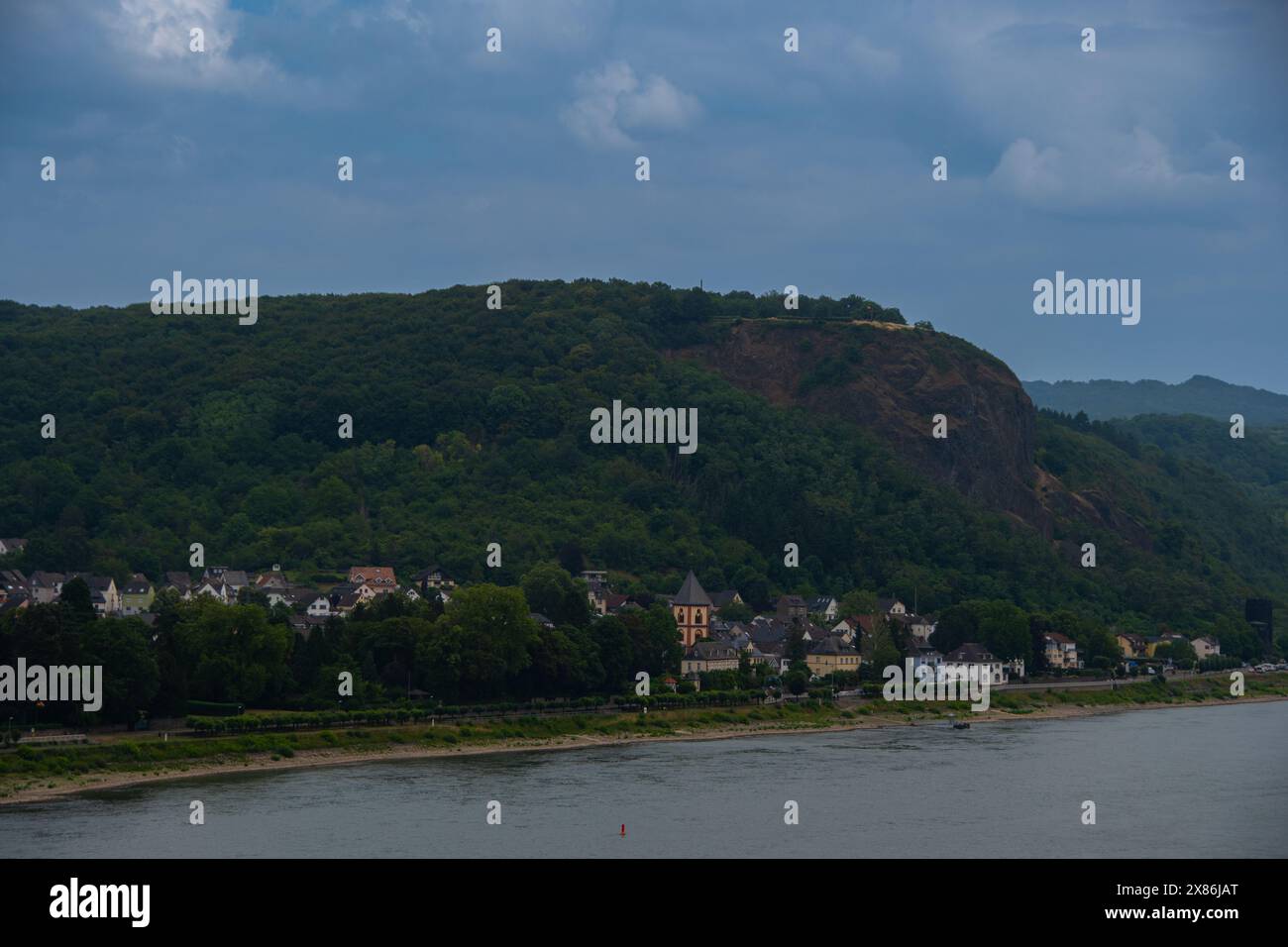 Blick auf den Rhein und den Berg „Erpeler Ley“ Stockfoto