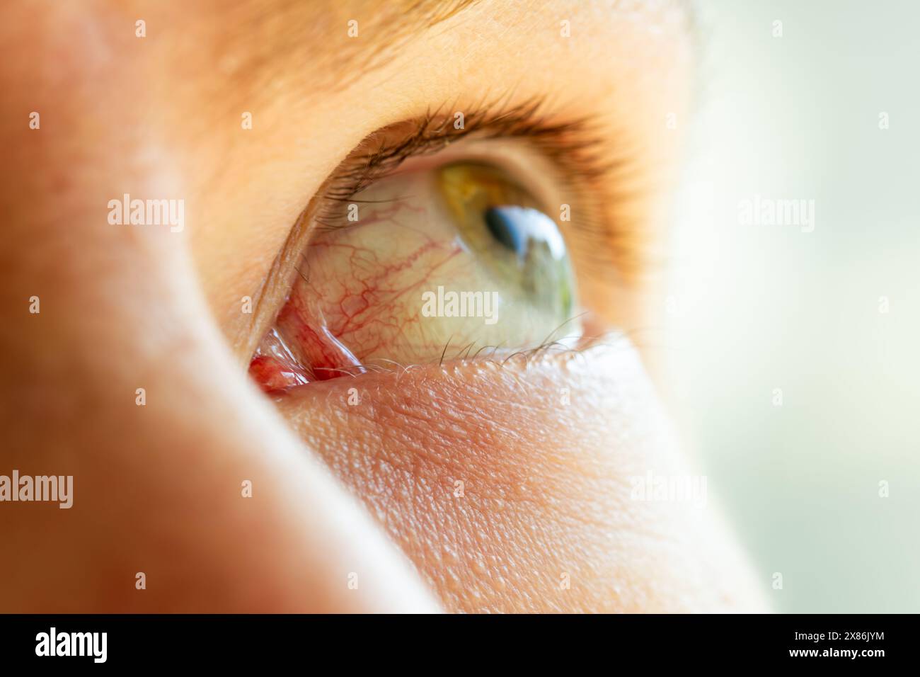 Menschliches Auge Nahaufnahme mit schönem Himmel und bauender Reflexion in der Pupille, Medizin-Vision-Konzept, Abstraktion Stockfoto