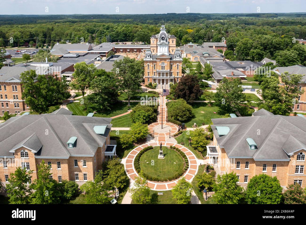 Hillsdale, Michigan - Hillsdale College, eine konservative christliche Bildungseinrichtung. Das Gebäude mit dem Uhrturm ist die Zentralhalle. Stockfoto