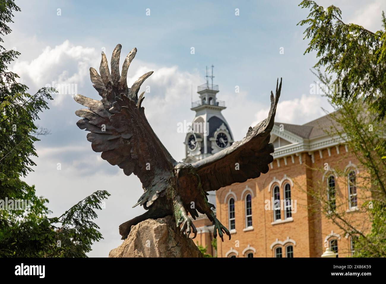 Hillsdale, Michigan - Hillsdale Eagle am Eingang zum Hillsdale College, einer konservativen christlichen Bildungseinrichtung. Stockfoto