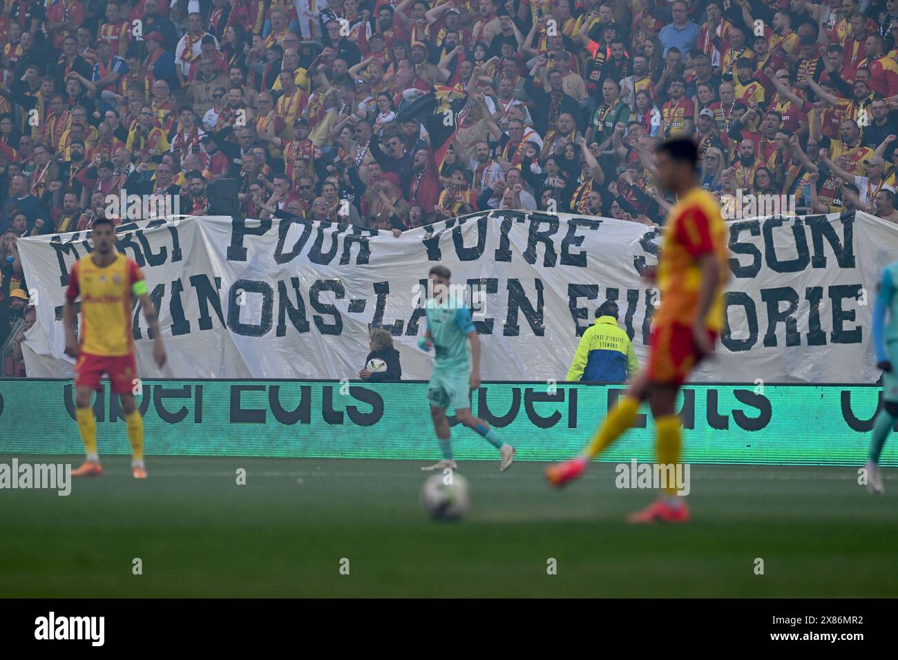 Linse, Frankreich. Mai 2024. Fans und Unterstützer von Lens mit einem Banner mit Merci pour votre Saison, Terminons-la en Euphorie während des Ligue 1 Uber Eats Spiel 34 in der Saison 2023-2024 zwischen Racing Club de Lens und Montpellier Herault Sport Club am 19. Mai 2024 in Lens, Frankreich. (Foto: David Catry/Sportpix) Credit: Sportpix/Alamy Live News Stockfoto