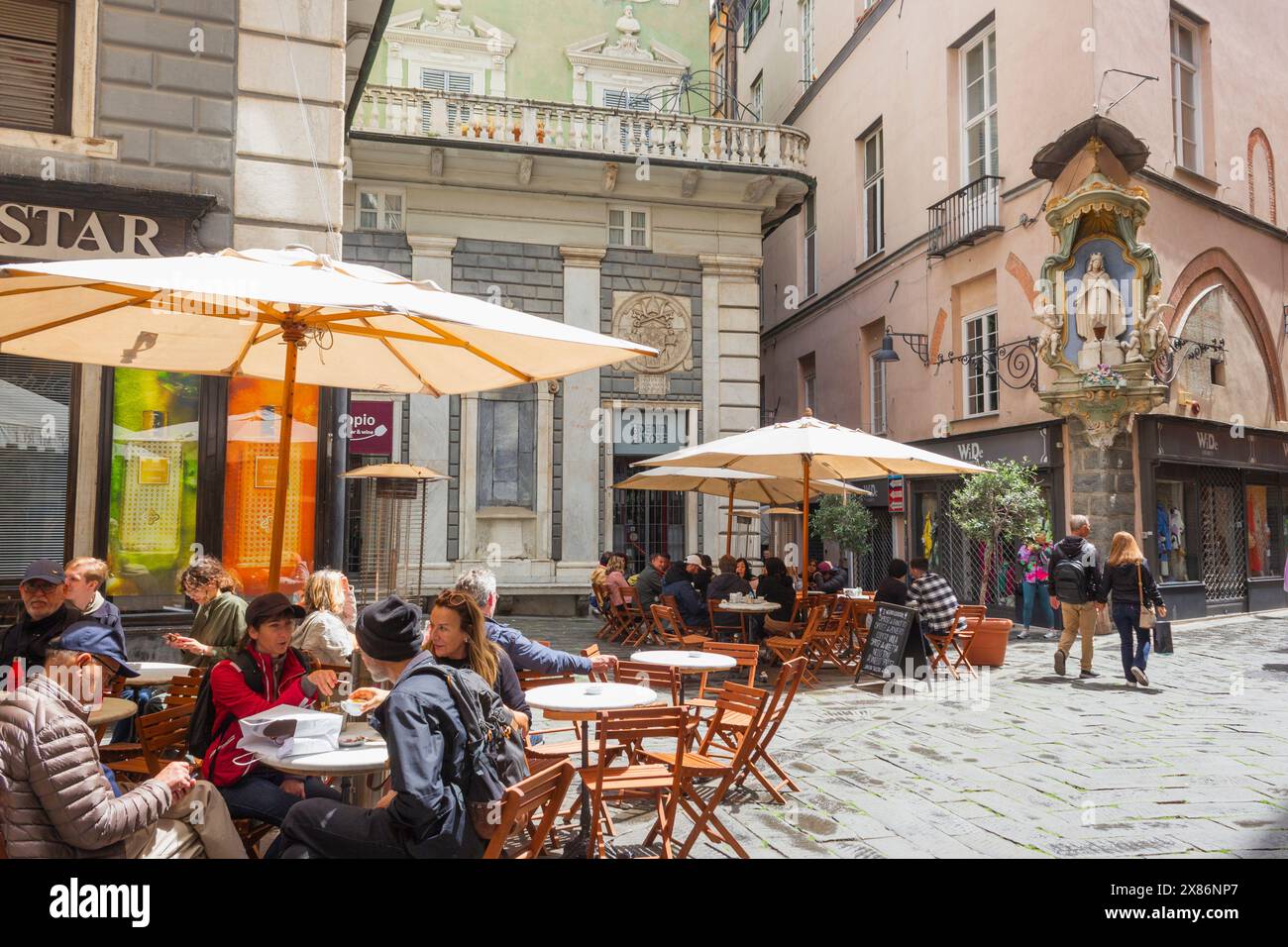 Savona, Liturgia, Italien. Café-Leben. Typische Straßenszene. Stockfoto