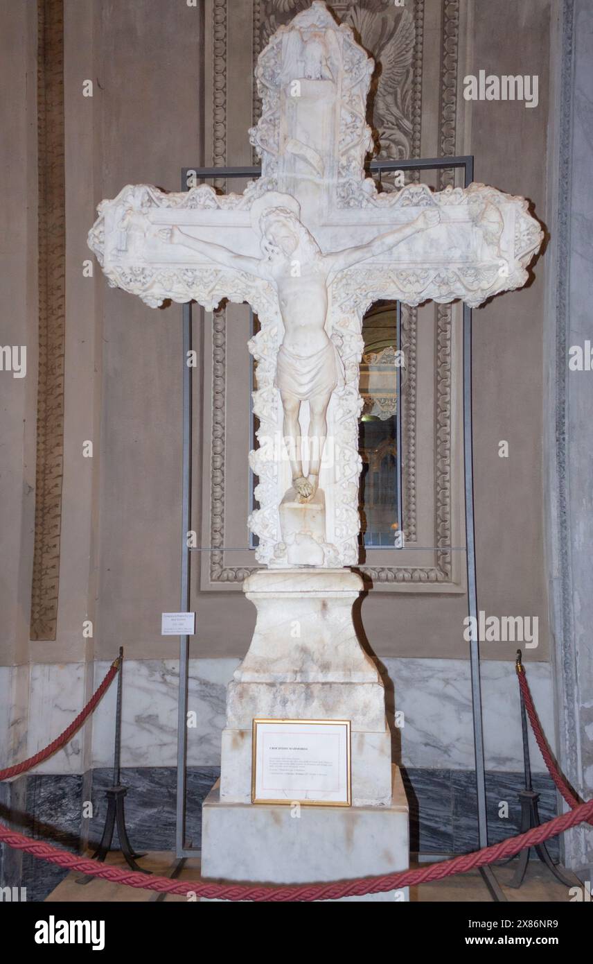 Savona, Liturgia, Italien. Marmorkreuz in der Sixtinischen Kapelle aus dem 15. Jahrhundert, Cappella Sistina Stockfoto