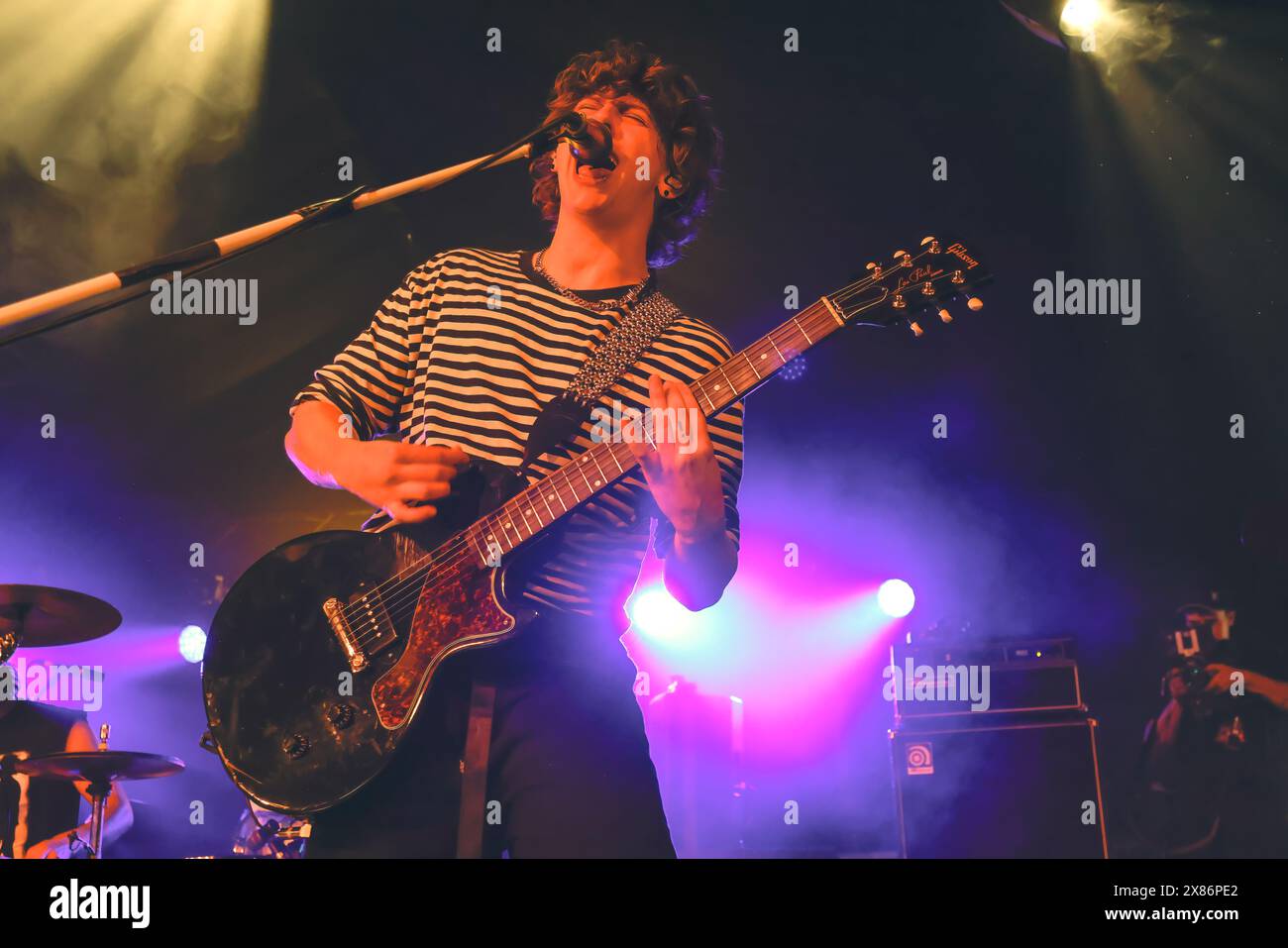 TGE Deep End Stage, Brighton, Stadt Brighton & Hove, East Sussex, Großbritannien. Noahfinnce alias Noah Adams auf der Deep End Stage, TGE Beach, Brighton beim Great Escape Festival 2024. Trotz eines Boykotts der Veranstaltung durch eine große Anzahl von Künstlern durch die Verbindungen zwischen TGE und Barclays (die im Waffenhandel mit Israel tätig sind). Mai 2024. David Smith/Alamy News Stockfoto