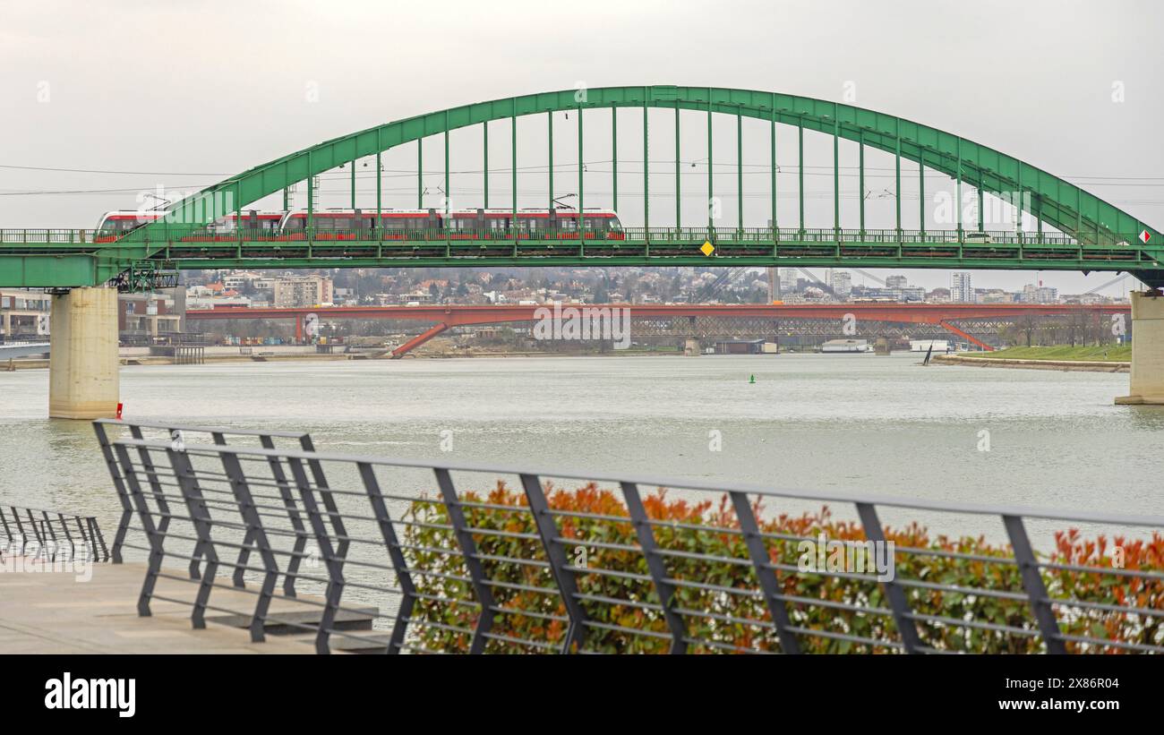 Alte Grüne Bogenbrücke Über Den Fluss Save Belgrad Serbien Stockfoto