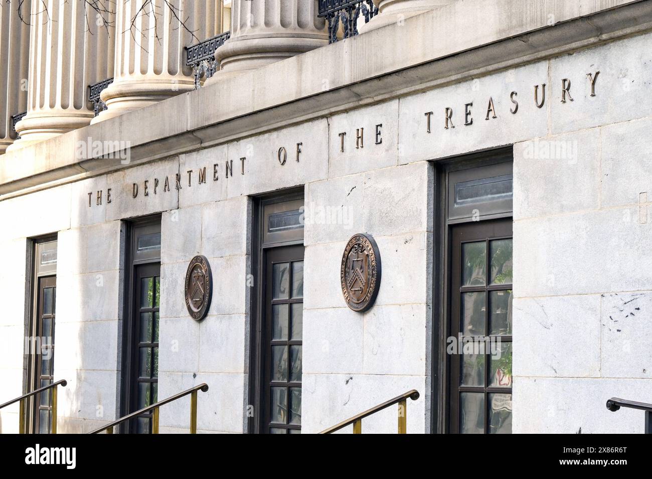 Washington DC, USA - 2. Mai 2024: Außenansicht des Eingangs zum Gebäude des Finanzministeriums in Washington DC Stockfoto