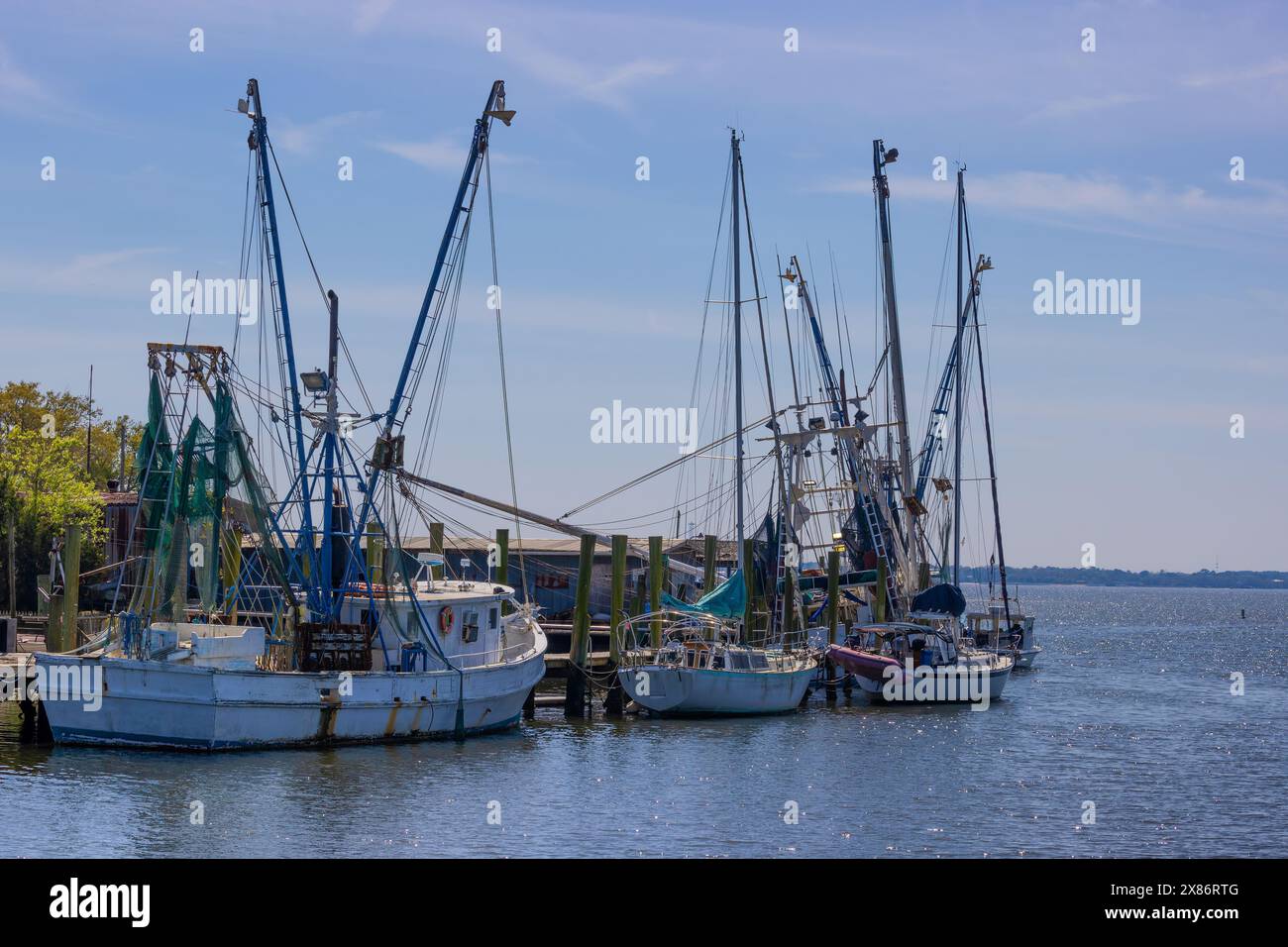 Boote legten im Shem Creek Park in Mount Pleasant, South Carolina, USA an. Stockfoto