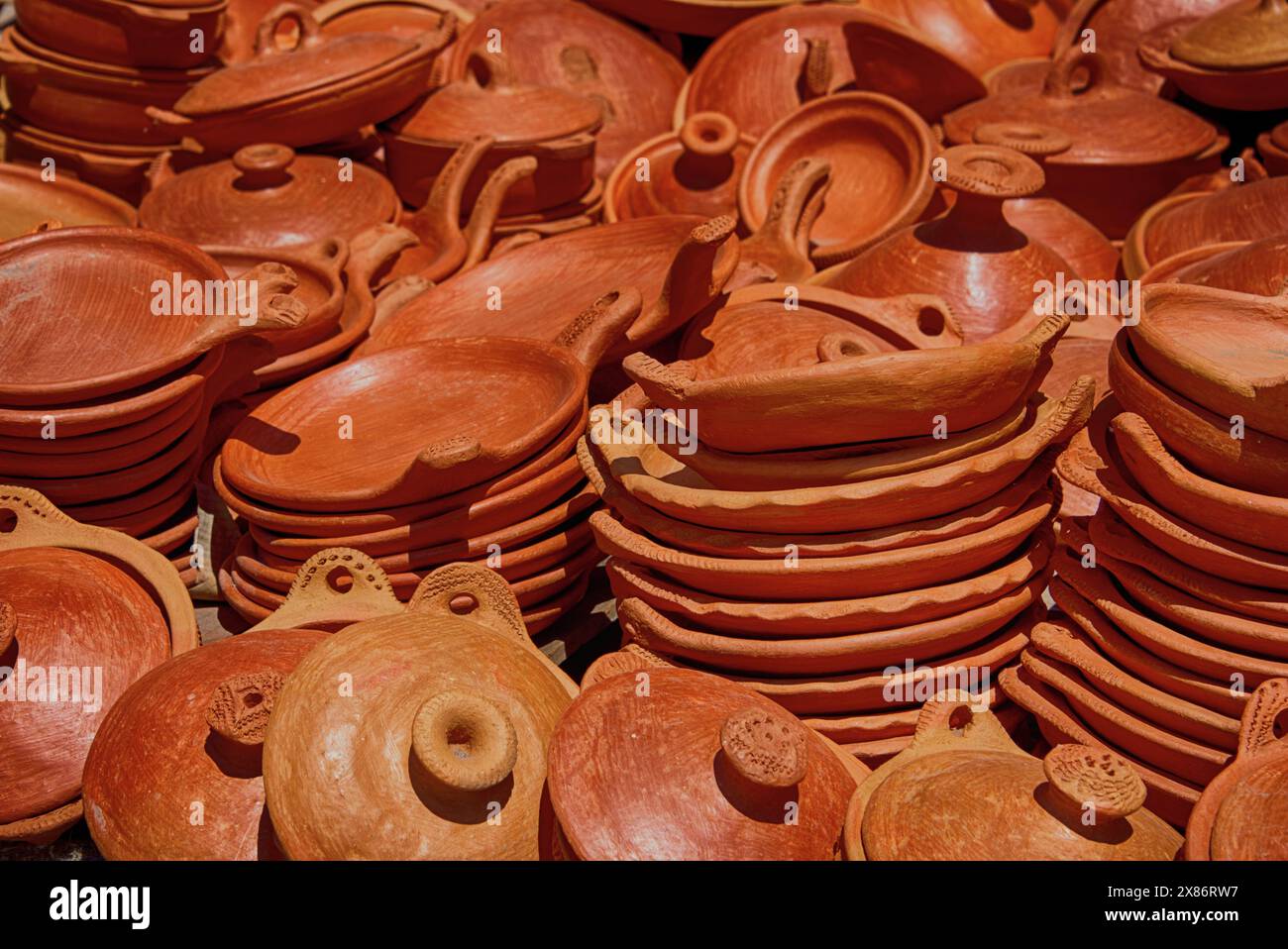 Tajine-Küche und andere Töpferwaren auf einem marokkanischen Markt Stockfoto